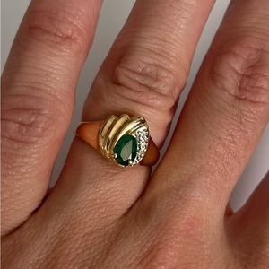 Beautiful Diamond and Emerald 14k gold ring.